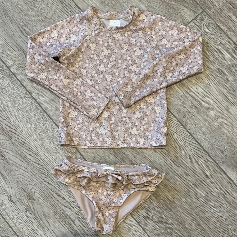 Jamie Kay rashguard and ruffle bottom set.  Like new!  Size 2T